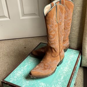 Snip toe western boots, leather, worn once. Great condition !